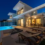 فيلة Rodos Stars Stellar كولومبيا